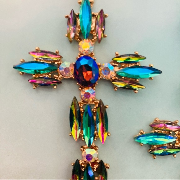 NEW Rhinestone cross earrings. - Picture 5 of 11